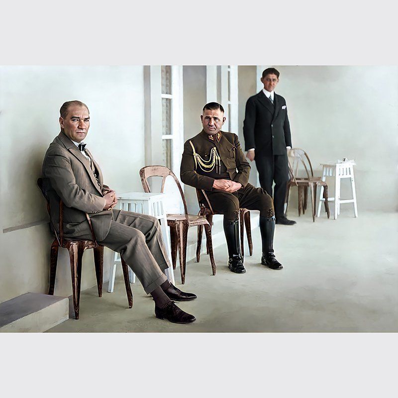Gazi Mustafa Kemal Atatürk Askerle Birlikte Otururken Kanvas Tablo