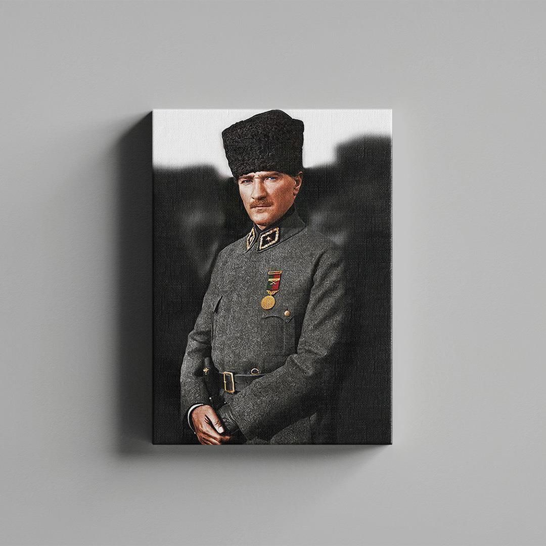 Mustafa Kemal Atatürk Üniforması ve Kalpağıyla Cephede Kanvas Tablo