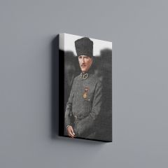 Mustafa Kemal Atatürk Üniforması ve Kalpağıyla Cephede Kanvas Tablo