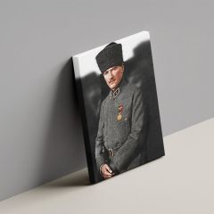 Mustafa Kemal Atatürk Üniforması ve Kalpağıyla Cephede Kanvas Tablo