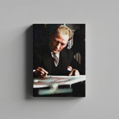 Mustafa Kemal Atatürk Üniformasıyla Yazı Yazarken Kanvas Tablo