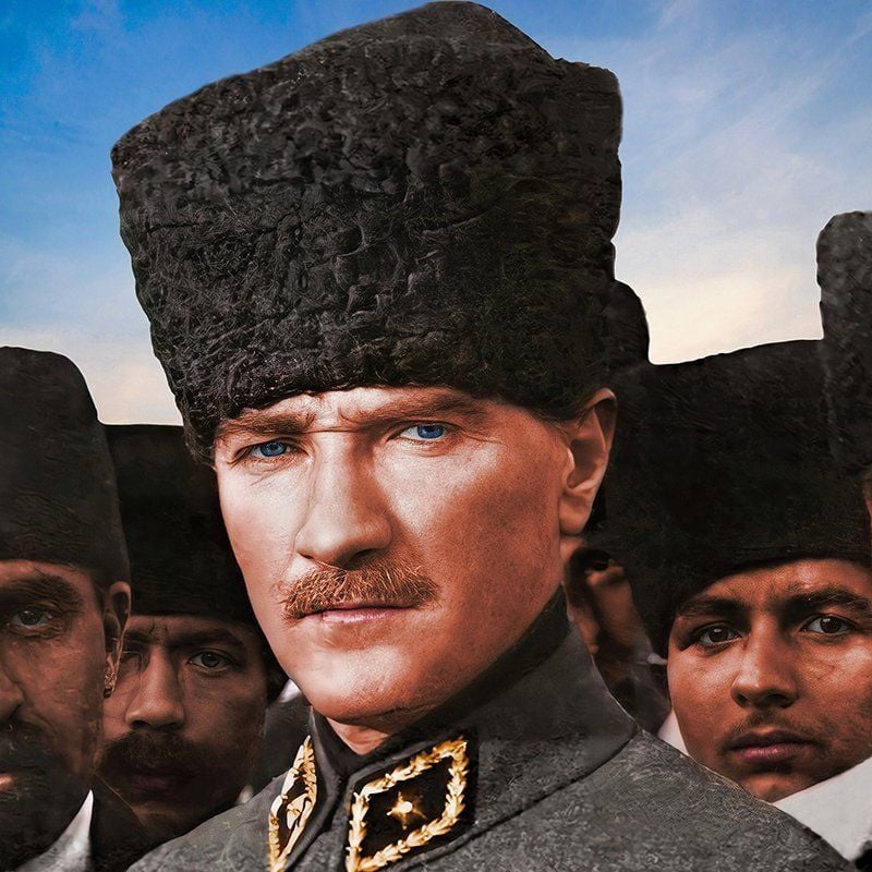 Mustafa Kemal Atatürk Kalpağı ve Üniformasıyla Portre Kanvas Tablo
