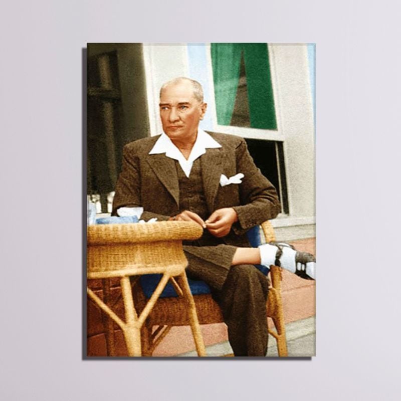 Atatürk Sandalyesinde Otururken Kanvas Tablo