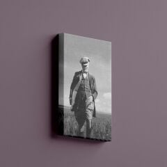 Atatürk Başak Tarlasında Yürürken Kanvas Tablo